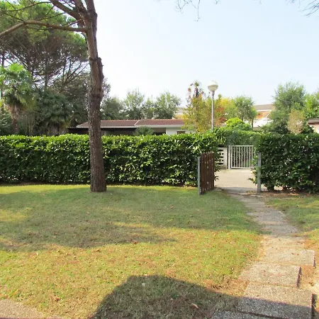 Vila Comfy Villa With Charming Garden